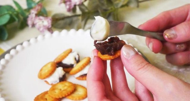 クラッカーに牛乳フォンデュを乗せている様子