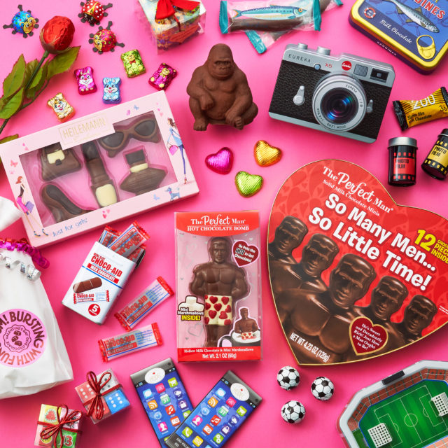 ピンクの背景に並んだおもしろチョコレート