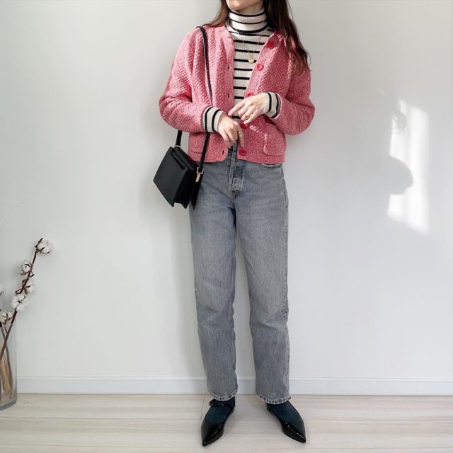 UNIQLOのピンクの「ニットショートジャケット(長袖)」×グレーデニム