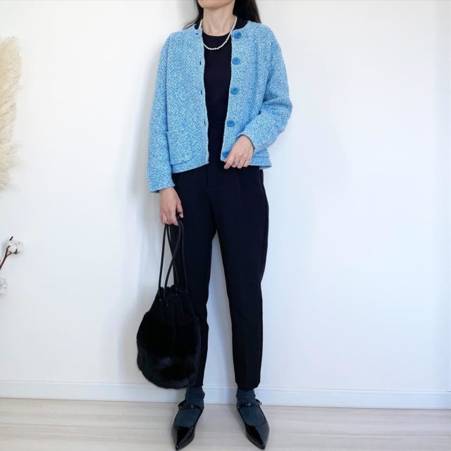 UNIQLOのブルーの「ニットショートジャケット(長袖)」×アンクル丈パンツ