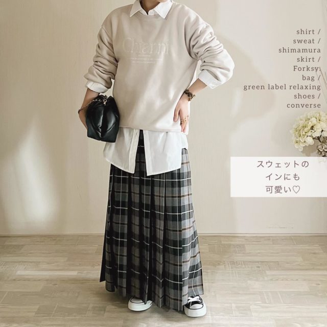 しまむらのホワイトの「胸刺繍シャツ」×チェック柄ロングスカート