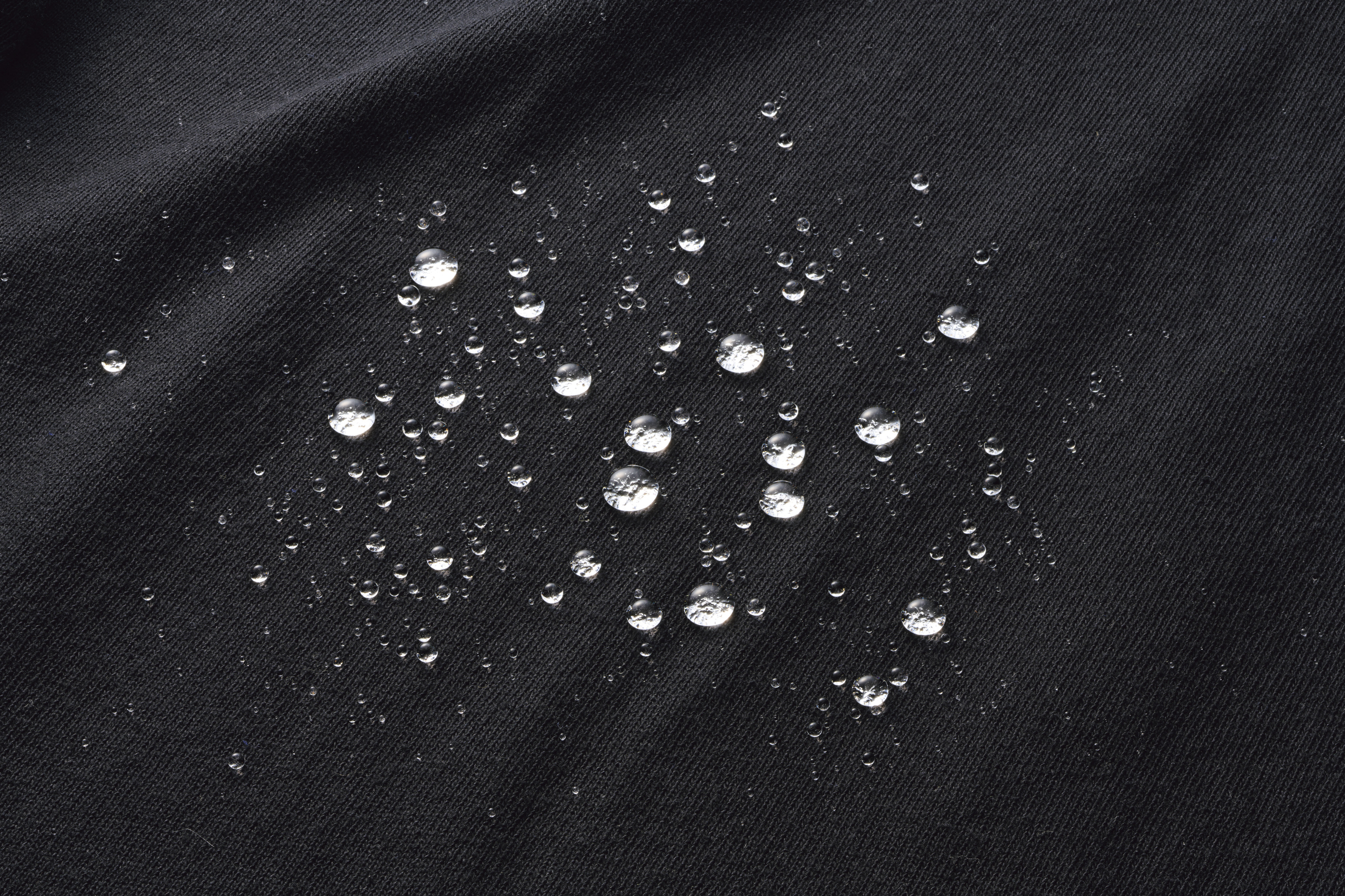 サーバーバスクシャツハーフの生地が水を弾いている画像