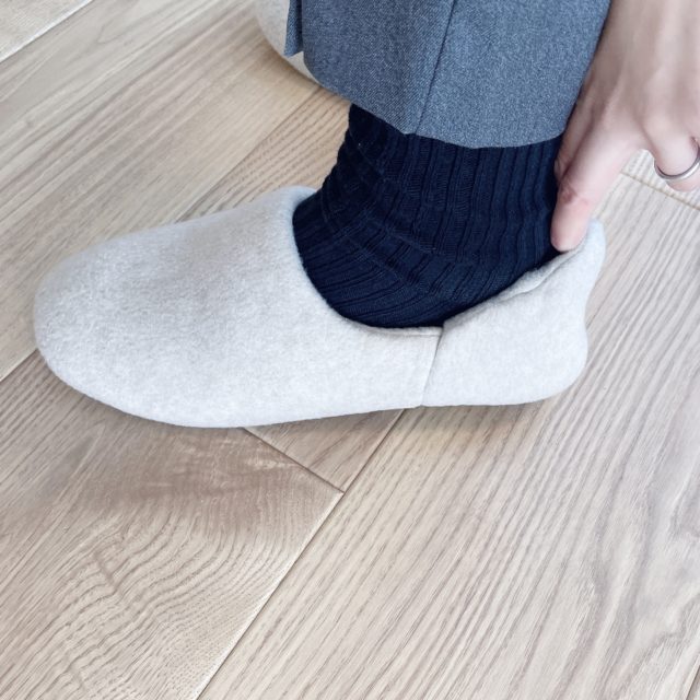 ルームシューズの踵に指を入れた写真