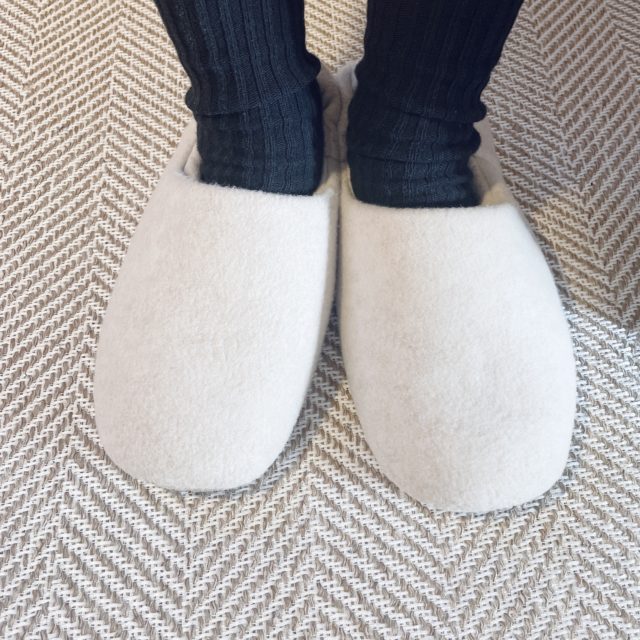 シューズを履いた足元を正面で撮った写真