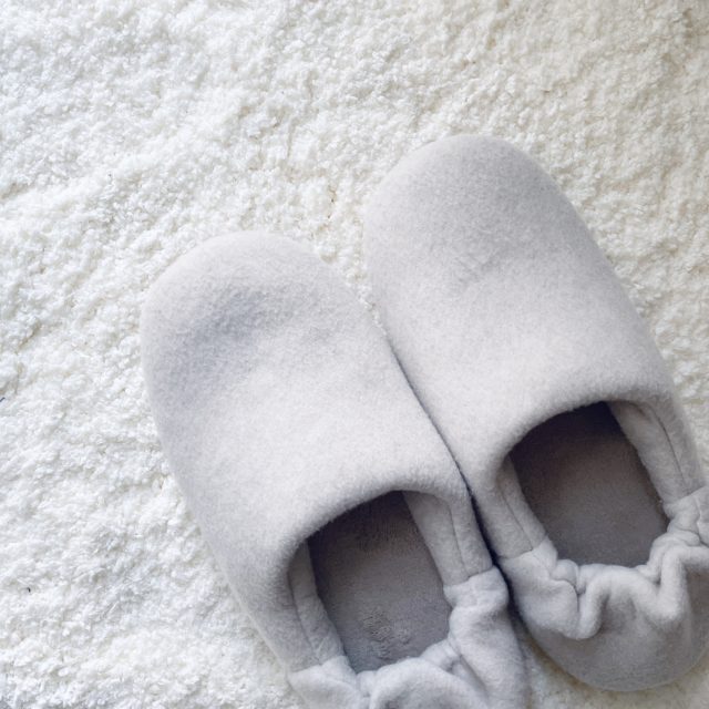 ふわふわのブランケットにシューズを置いた写真