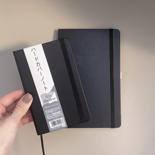 モレスキンとハードカバーノートを並べた写真