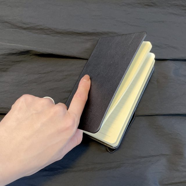 ノートを手で開く写真