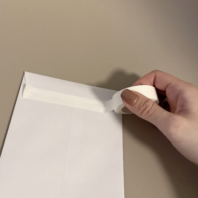 手紙に封をする写真