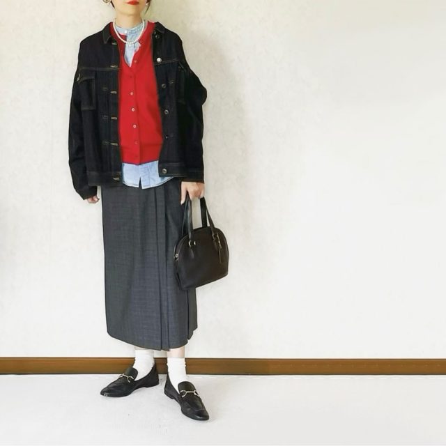 しまむらのブラックの「ピンタックジャケット」×サイドプリーツスカート