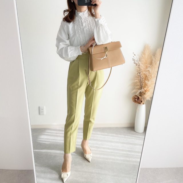 カラーパンツ×ZARAのホワイトの「デコレーションスリングバックハイヒール」