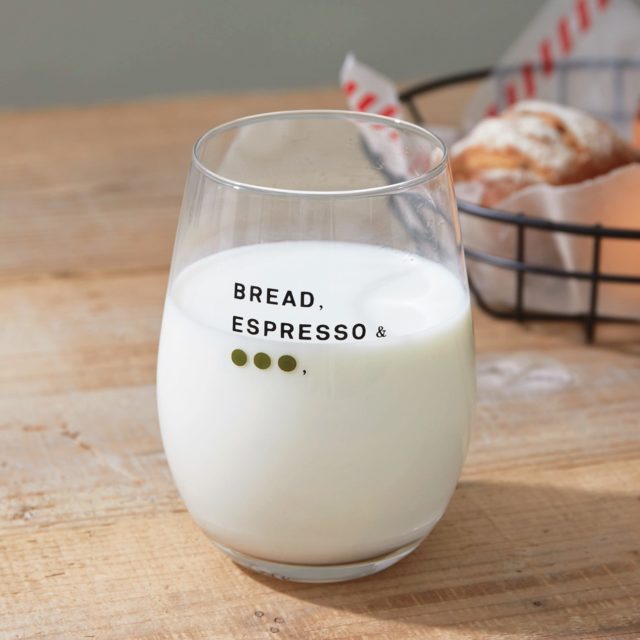 牛乳が注がれた透明なグラス