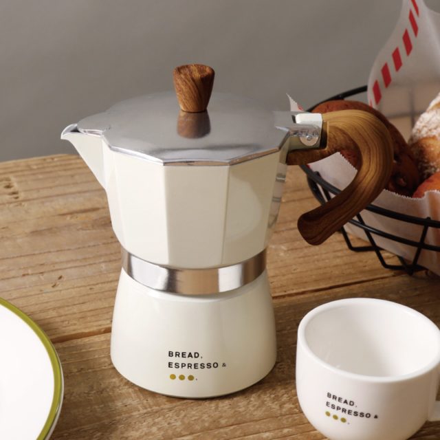 ホワイトのロゴ入りエスプレッソマシン