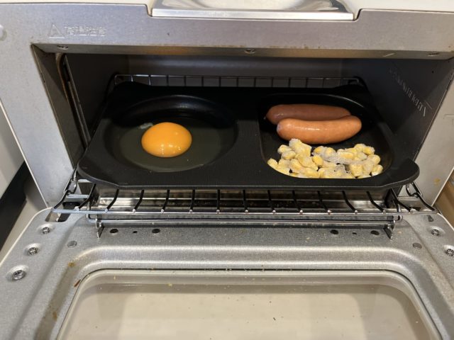 トースターの中にあるオーブントースターコンビプレート