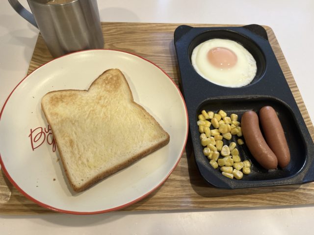 トレーに乗ったトーストとコンビプレート