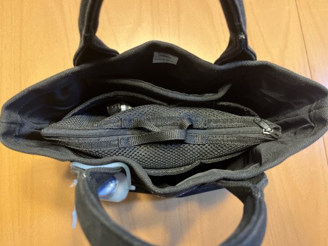 ファスナーが閉じている状態でカバンの中にあるバッグインバッグ