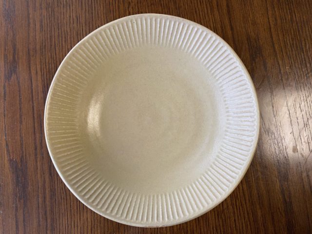 温かみのある雰囲気の大判なのに軽いお皿