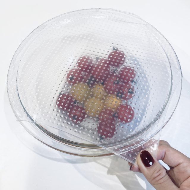 ボウルにラップを装着する写真