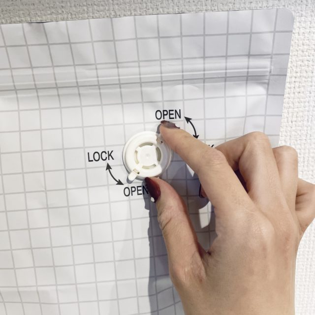 バルブパーツを回している写真