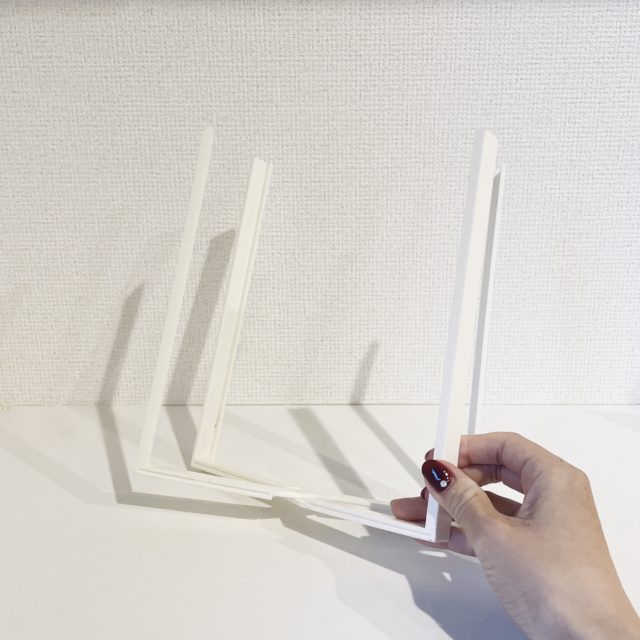 スタンドを手で持った写真