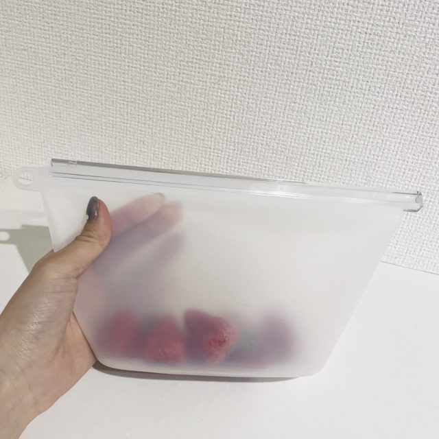 シリコーンバッグにイチゴを入れた写真