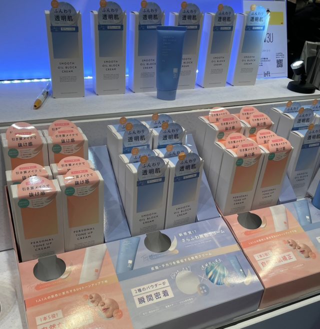 コスメが並べられている