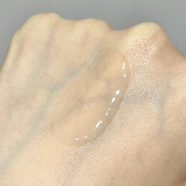 ルミナスHQブースターを手の甲で伸ばしている様子