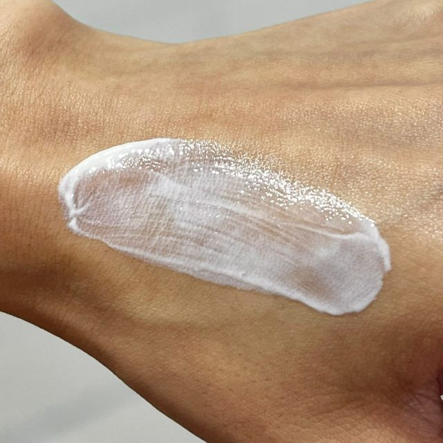 センテラ ヒアルーシカライン ウォーターフィットUVセラムを手の甲で伸ばしている様子