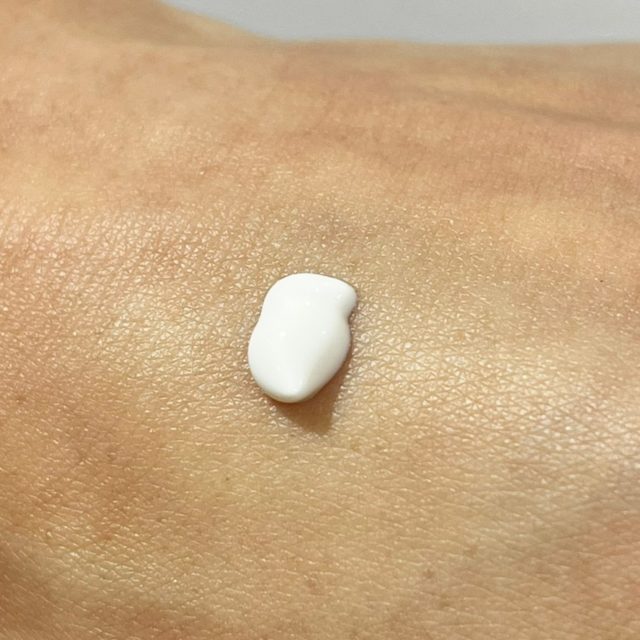 センテラ ヒアルーシカライン ウォーターフィットUVセラムを手の甲に出している様子