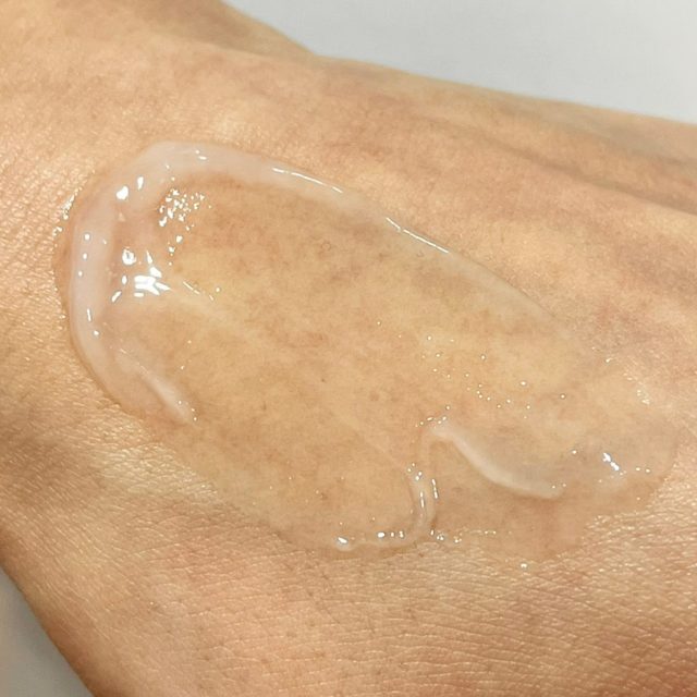 センテラ ヒアルーシカライン スリーピングパックを伸ばしている様子