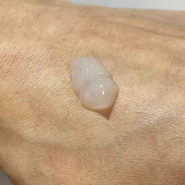 センテラ ヒアルーシカライン スリーピングパックを手の甲に出している様子