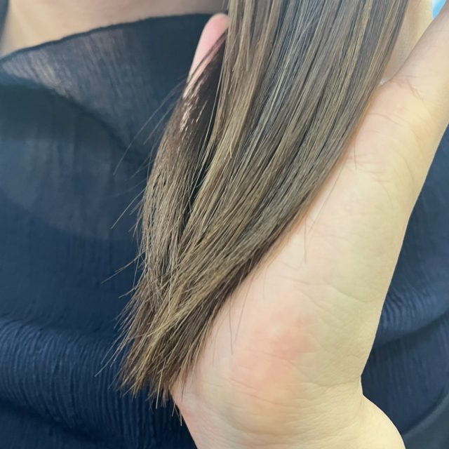 ヒリツ　バランスリペアヘアオイル　スムースを髪に伸ばしている様子