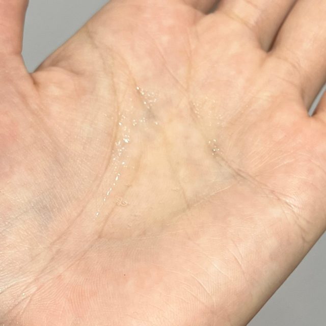 ヒリツ　バランスリペアヘアオイル　スムースを手に出している様子