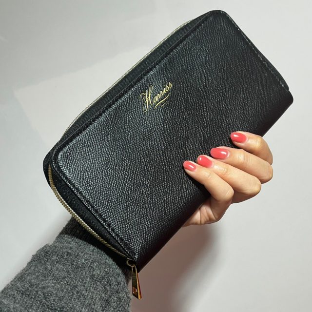 Harriss じゃばら式長財布を持ったところ