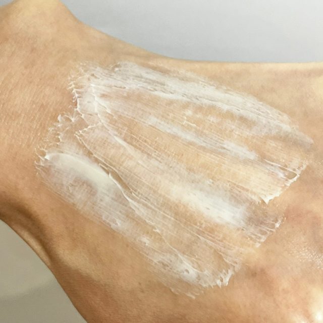 ヴェレダ マザーズ ボディバターを伸ばしている様子