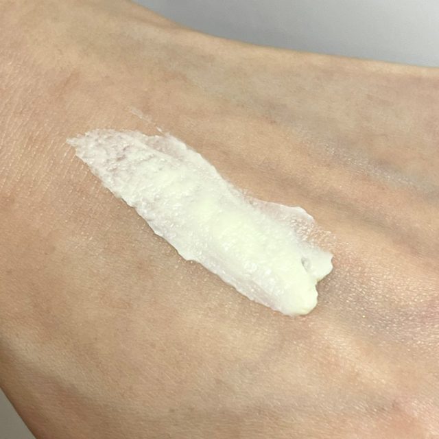 ヴェレダ マザーズ ボディバターを手の甲に乗せている様子