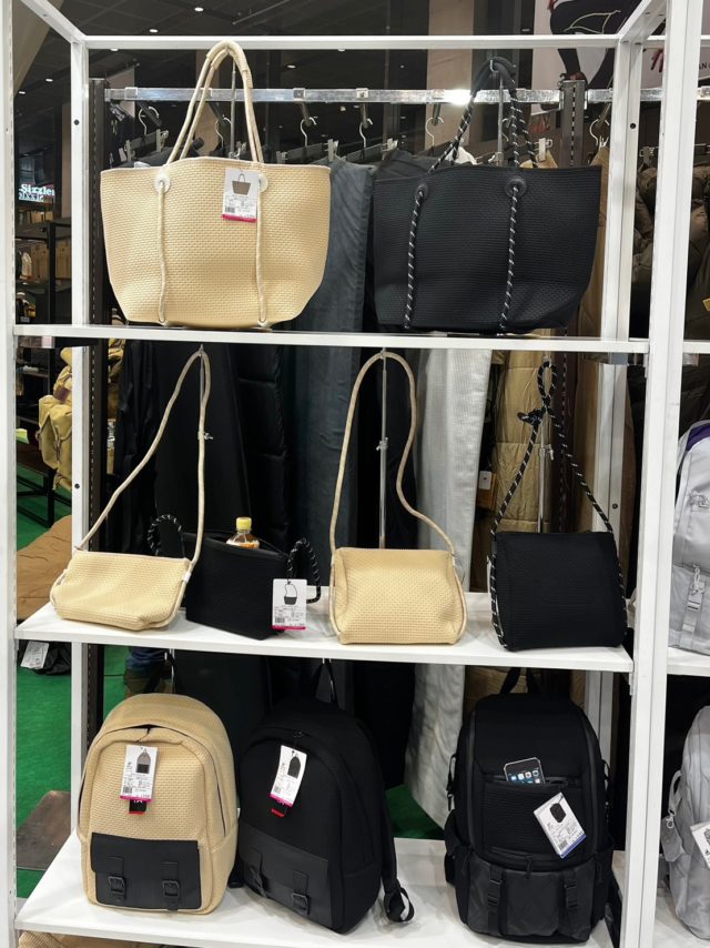 棚に並べられたバッグ