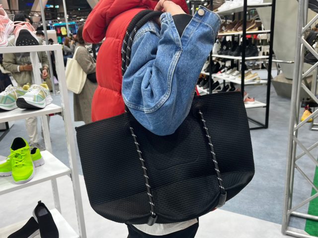 SBRトートバッグを肩掛けしている