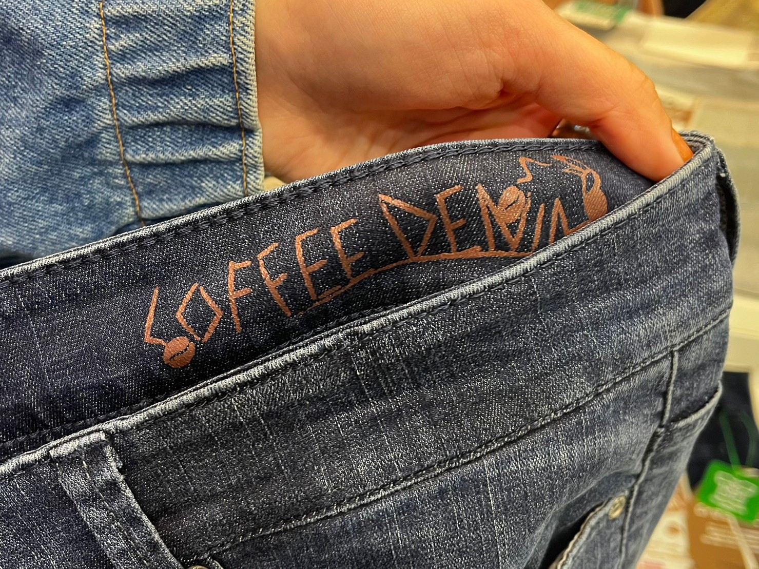 GreenTECHスリムフィットDENIMパンツのウエスト裏側にある「COFFEE DENIM」の刺繍