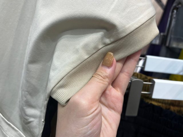 ワークマンの「撥水ブレスプルオーバー」の袖口