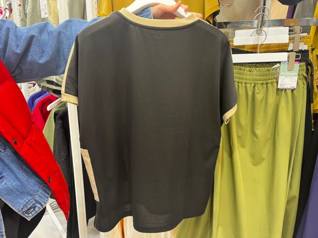 ワークマンの「撥水ブレスプルオーバー」のバックショット