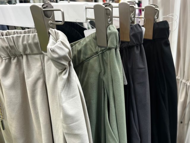 ワークマンの「ニュートラルワイドパンツ」のカラーバリエーション