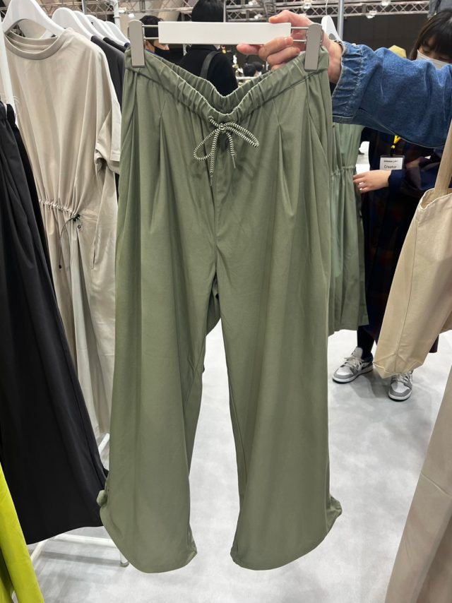 ワークマンの「ニュートラルワイドパンツ」