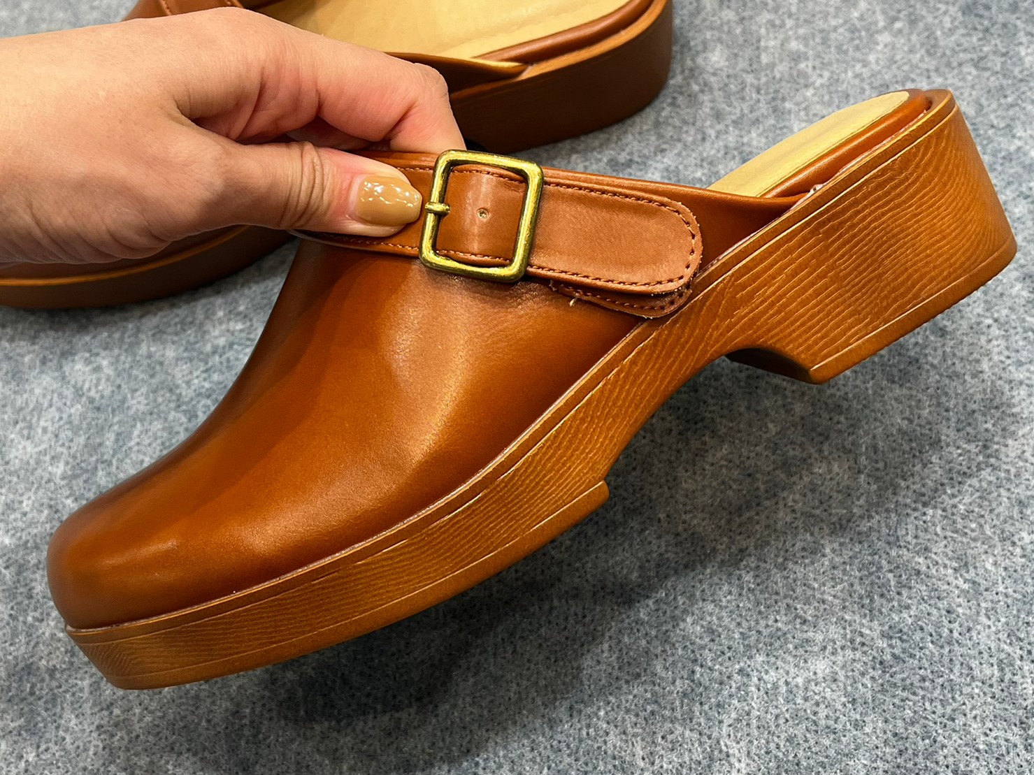 クロッグサンダル、ブラウンのソール部分