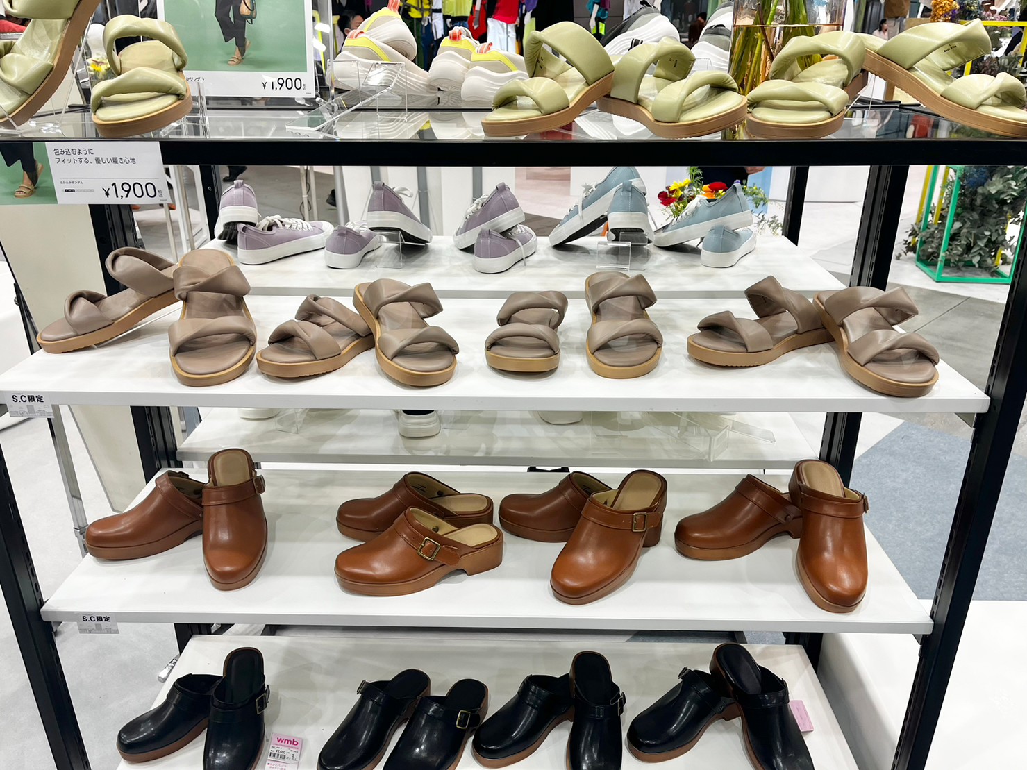 ワークマン春夏新製品発表会でサンダルが陳列されている画像