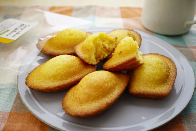 皿に盛りつけられたマドレーヌ