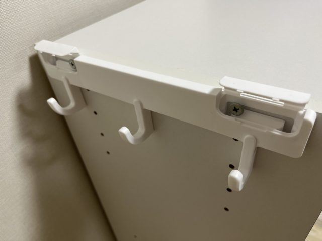カラーボックスにカラボ用3連フックを取り付けている