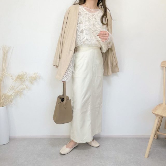 Availのホワイトの「チュールプルオーバー」×ナロースカート