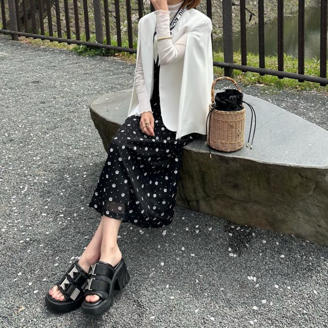 ZARAのエクリュの「ケープブレザー」×ワンピース