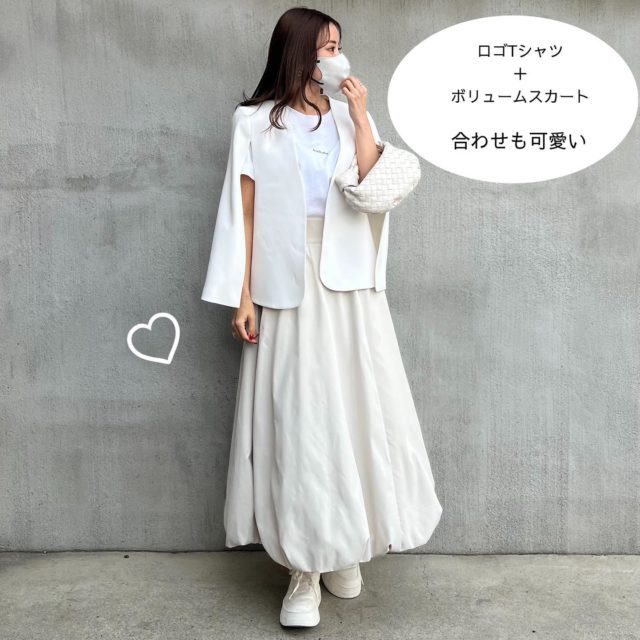 ZARAのエクリュの「ケープブレザー」×ボリュームスカート