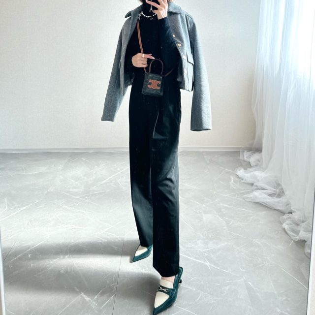 ゴールドボタンソフトジャケット×UNIQLOのブラックの「タックワイドパンツ」